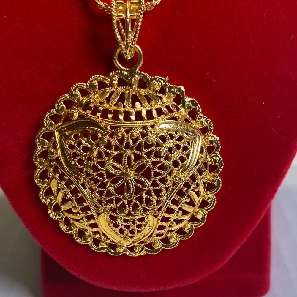 Elegant 18k Gold Tone Pendant Necklace - Picture 2 of 3
